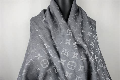 louis vuitton sjaal grijs heren|Monogram Classic Shawl S00 .